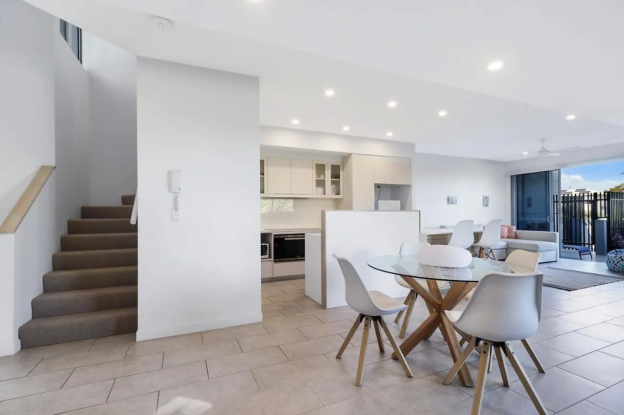 Welcoming Lakeside Getaway With Waterviews, Wifi, Pool & Park Mooloolaba